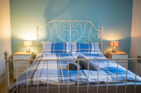 Premium Offers l Last-Minute Specials l Parking Free l Double Bed House l UK l Gaming Room l Komfy 3 bedroom cottage with Riverview l Perfect for Short or Long Stays
